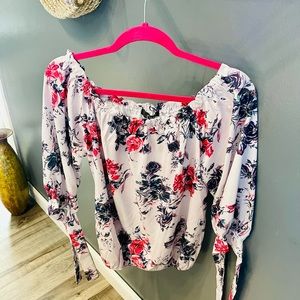 NWOT Beautiful Floral / Off the Shoulders/ Quarter Sleeves with Ties/ Size Large